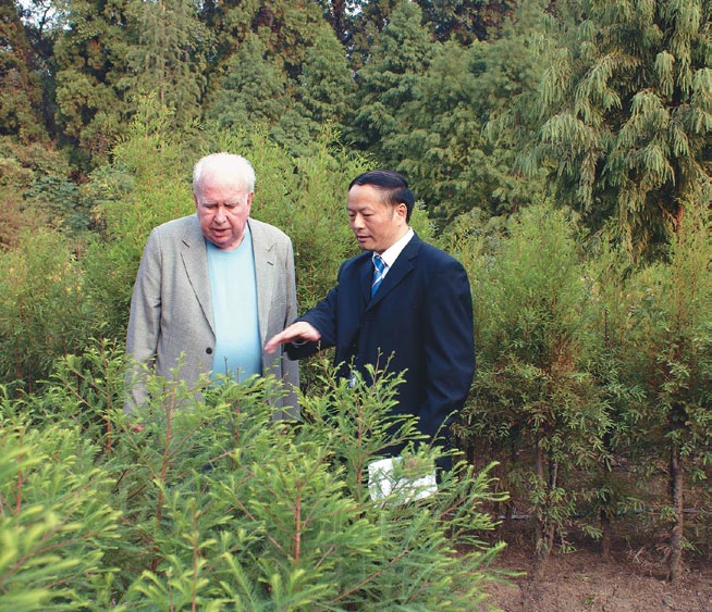 A color photo of Peter Raven, President Emeritus of the Missouri Botanical Garden, and Yin Yunlong at the Nanjing Botanical Garden, Nanjing, China.