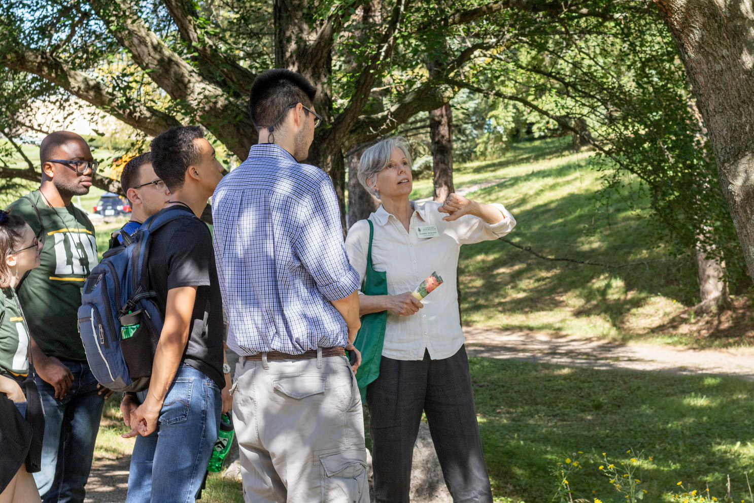 Harvard sophomores and docent Florrie Wescoat