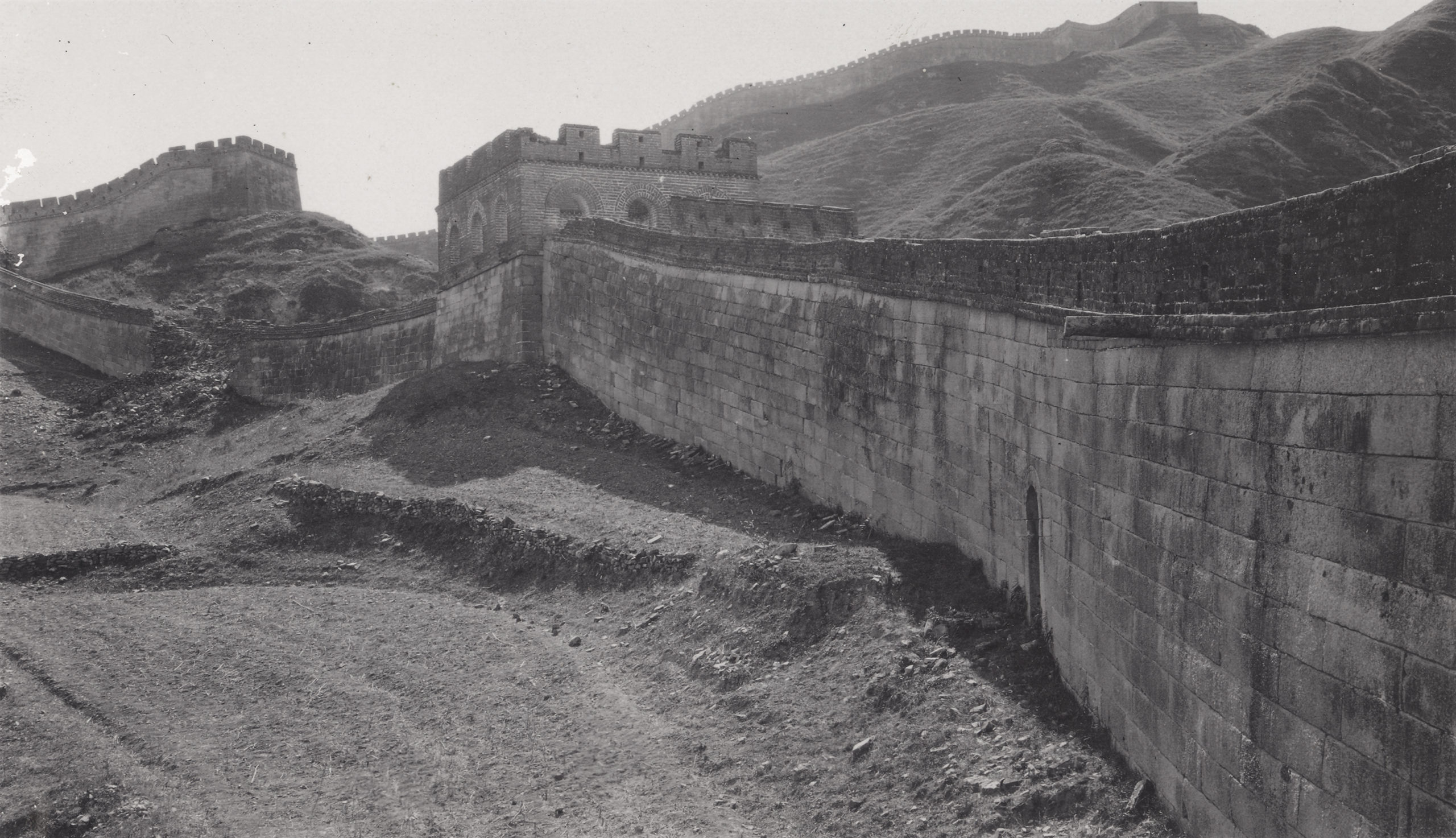 A view of the inner face (in foreground) of the Great Wall of China near gateway of the Beijing-Zhangjiakou (Peking-Kalgan) road. Photograph by John Jack, October 5, 1905.