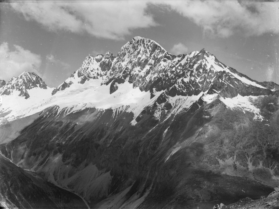 Snowy peaks of the Ta-p’ao-shan Range, 15,200 ft., 1908. All photographs by Ernest Henry Wilson. © President and Fellows of Harvard College. Arnold Arboretum Archives.
