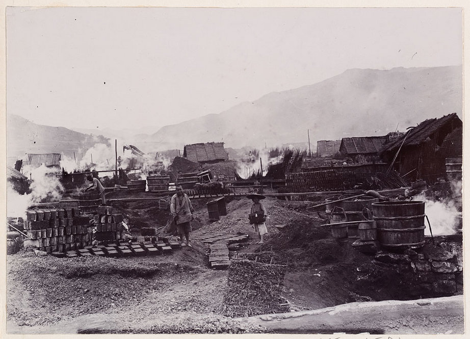 The salt wells at Kuichou Fu. All photographs by Ernest Henry Wilson. © President and Fellows of Harvard College. Arnold Arboretum Archives.