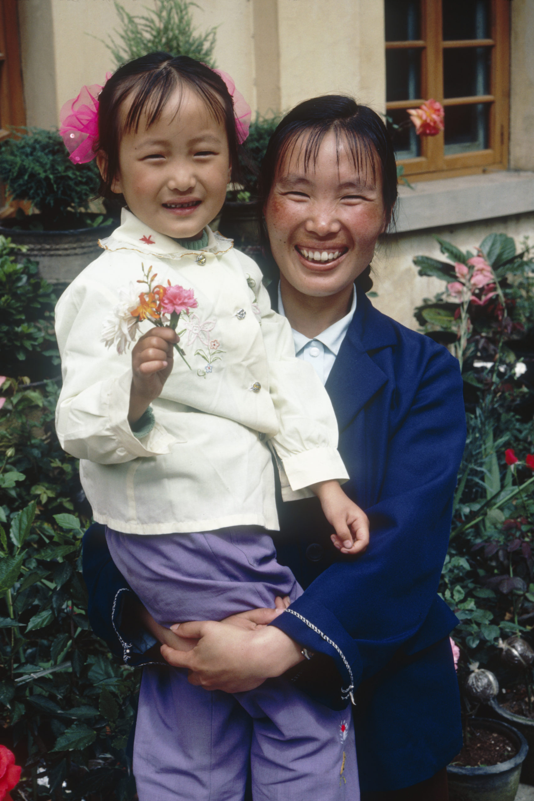 Local assistant hired by the 1984 SABE expedition to help with preparation of plant specimens with her daughter in Xiaguan, Yunnan.