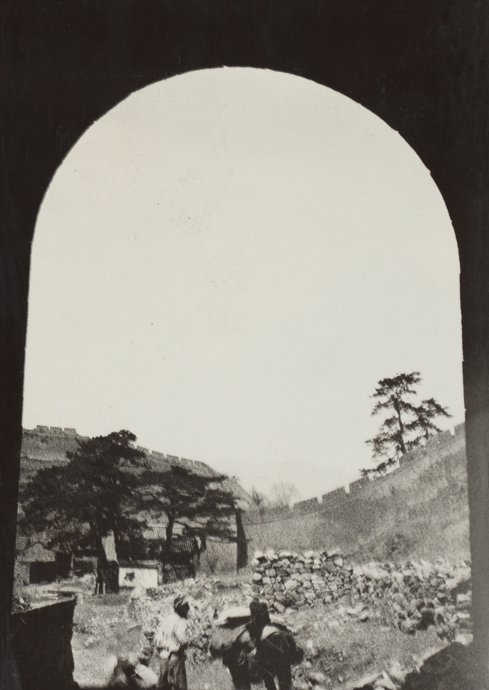 A view through an archway on the road from Beijing to Wutai shan in April 1907.