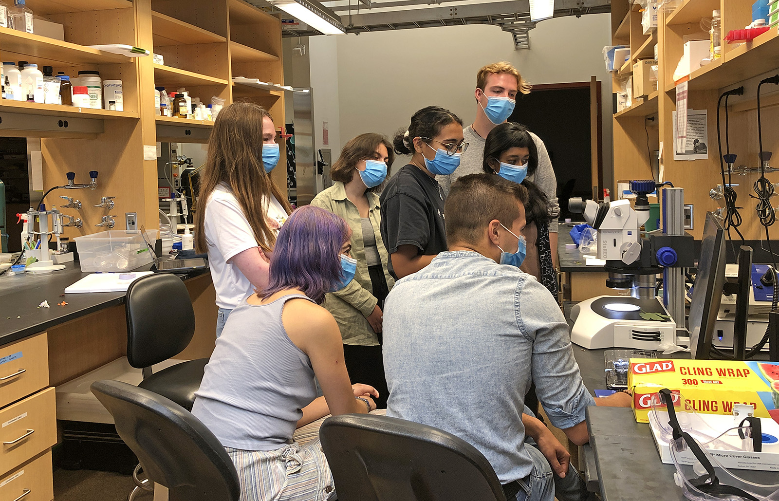 2021 DaRin Butz Foundation Research Interns use microscopes in the laboratories at Weld Hill